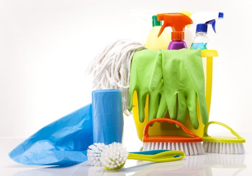 Kitchen and living area cleaning in E1