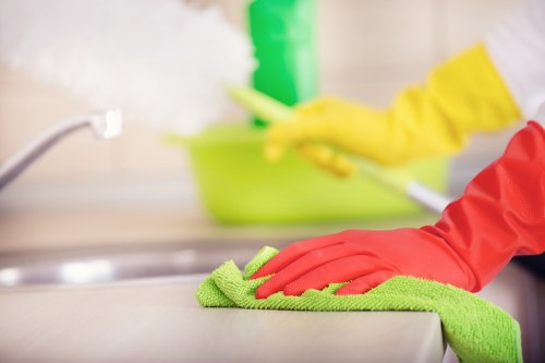 Move-out deep cleaning service for a furnished flat in E1